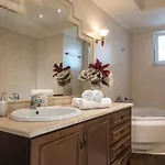 Akrata's Elegant Luxury * Akráta