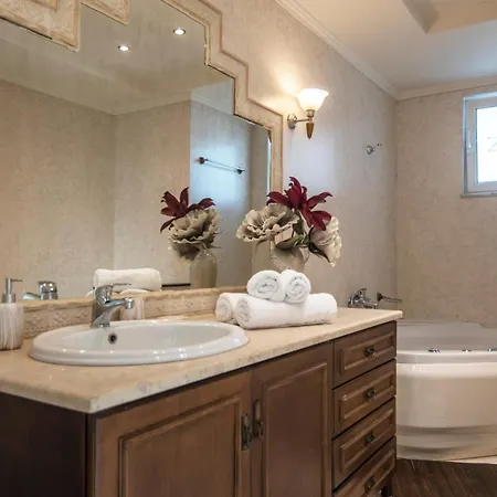 Akrata's Elegant Luxury * Akráta